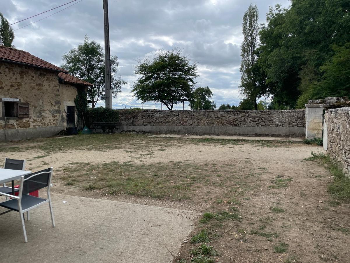 Ferme Gite Equestre En Charente Конфолан Экстерьер фото